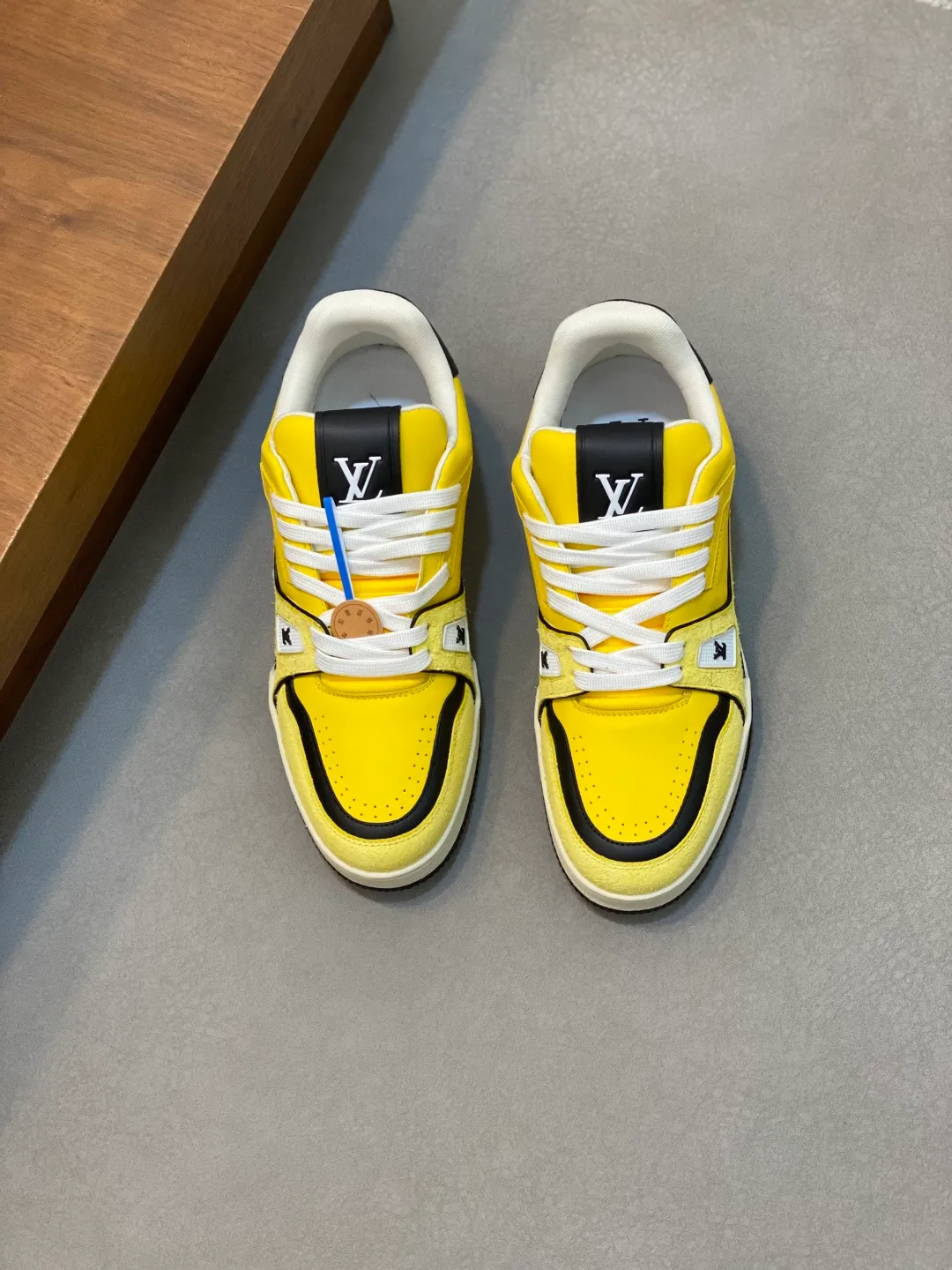 Men's men's shoes 💰820 Lujia New Color Men's 🧍‍♂️trainer sneakers, this LV Trainer sneaker is made of soft grained calfskin, showing pure tones, the #54 logo on the back traces the brand's birth in 1854, the designer's handwritten brand logo embellishes one side, designed by Virgil Abloh himself, a very commemorative sneaker, the new LV Louis Vuitton louis vuitton trainer sneaker low casual sports culture versatile basketball sneakers Size: 35-46 (customized for women 40, men 46)